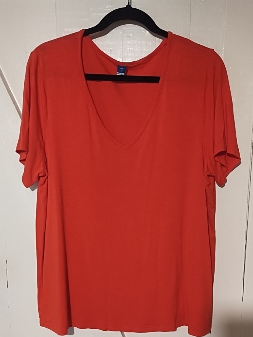 Old Navy Short-Sleeve V-Neck Tee in Coral Red VGC Size Large Super Soft.